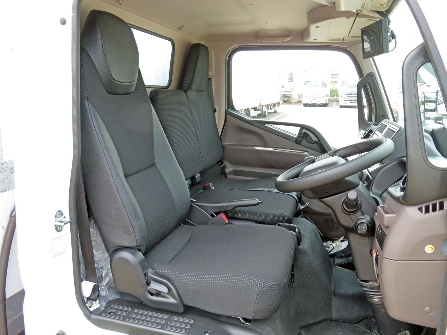 乗車定員は3名です。|三菱 キャンター 2RG-FBAV0(2WD)の写真6