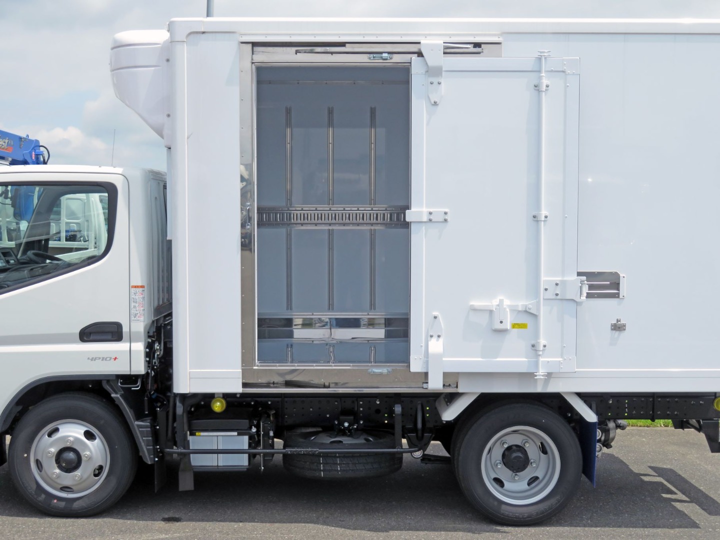 サイドドアを開いた状態です。|三菱 キャンター 2RG-FBAV0(2WD)の写真8