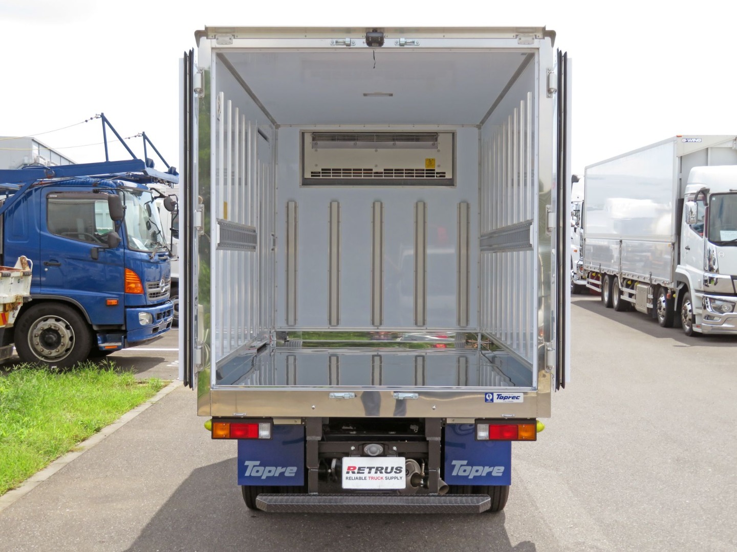 門口周り及び床はステンレス製です。|三菱 キャンター 2RG-FBAV0(2WD)の写真9