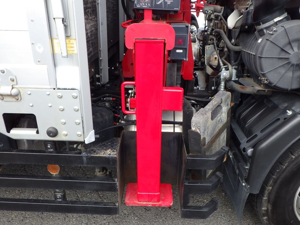 運転席側アウトリガーは塗装してあります。|いすゞ フォワード 2RG-FTR90U2の写真33