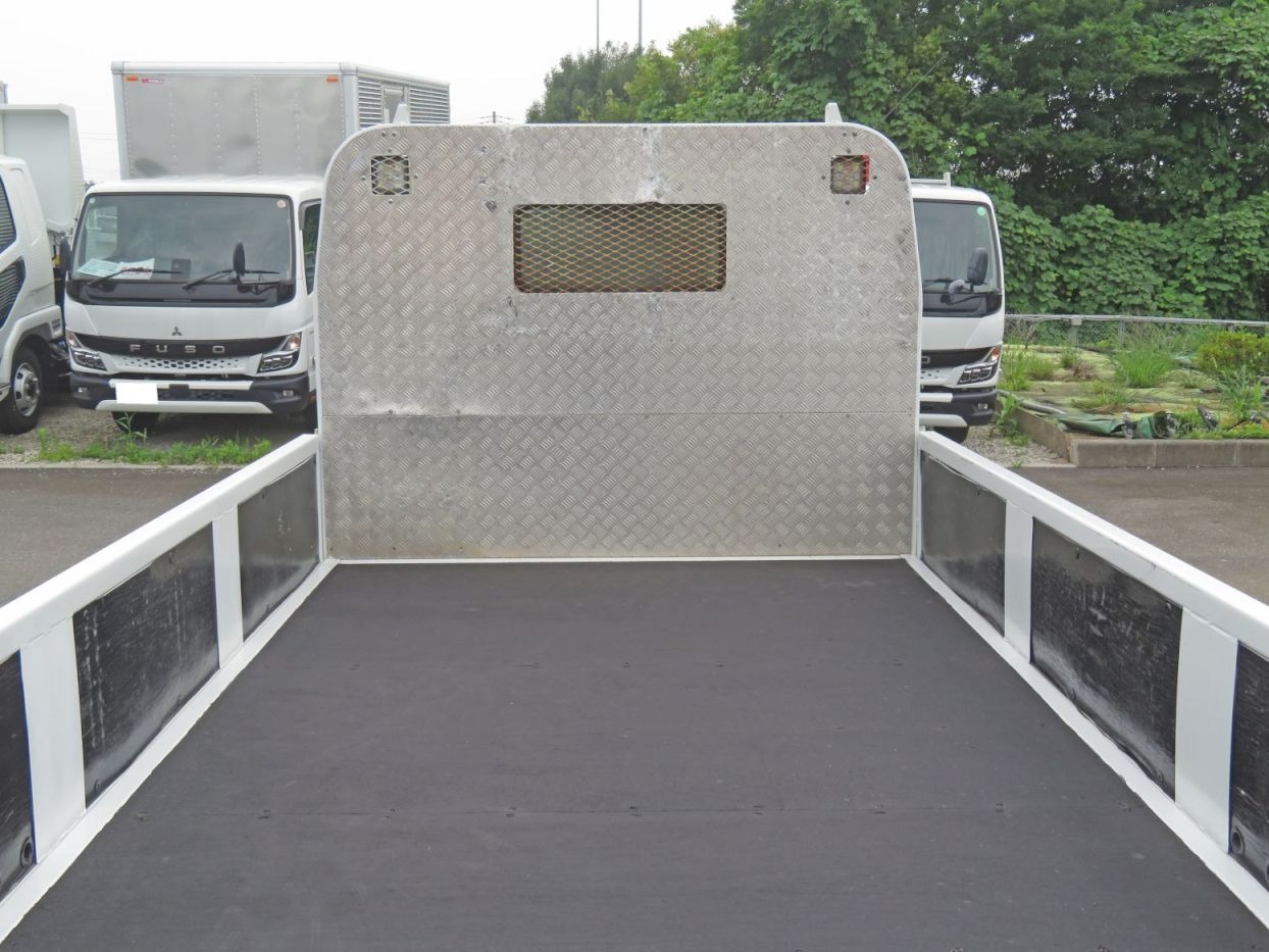 プロテクターはアルミの縞板が張ってあります。（キズ・ヘコミがあります）|日野 デュトロ 2RG-XZU655M(2WD)の写真8