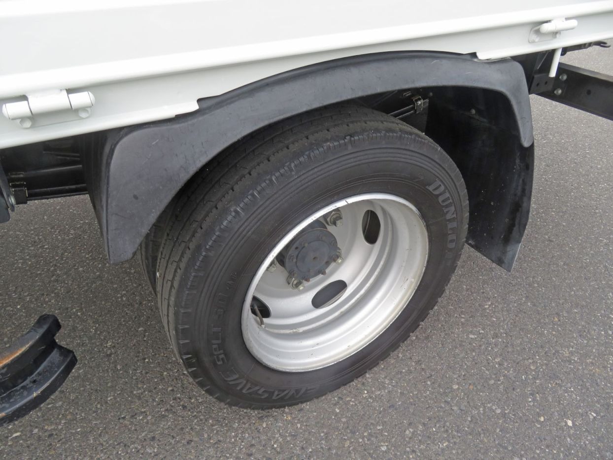 リアフェンダーは樹脂製です。|日野 デュトロ 2RG-XZU655M(2WD)の写真10