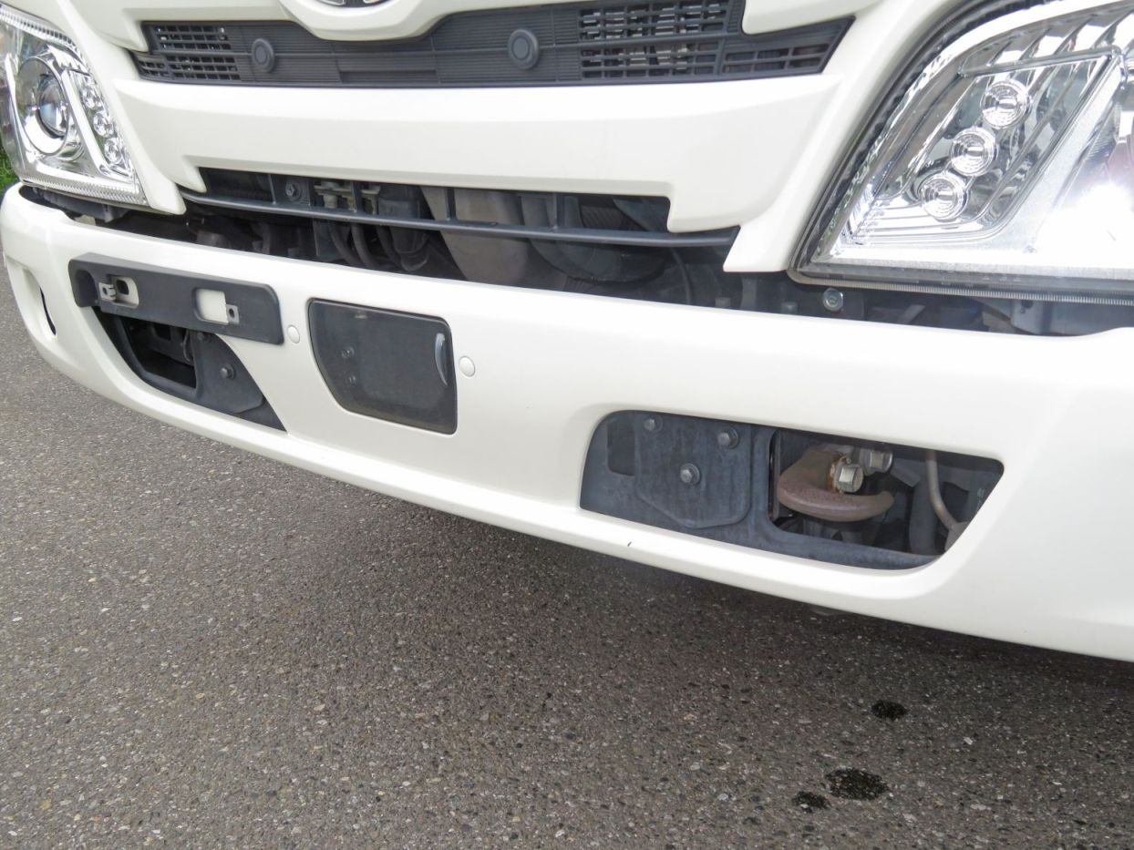 フロントバンパー内部にサビがあります。|日野 デュトロ 2RG-XZU655M(2WD)の写真17
