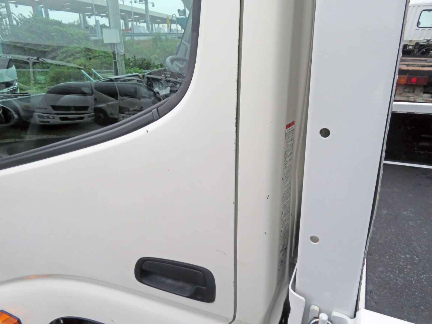 助手席ドア各所に細かいキズがあります。|日野 デュトロ 2RG-XZU655M(2WD)の写真23