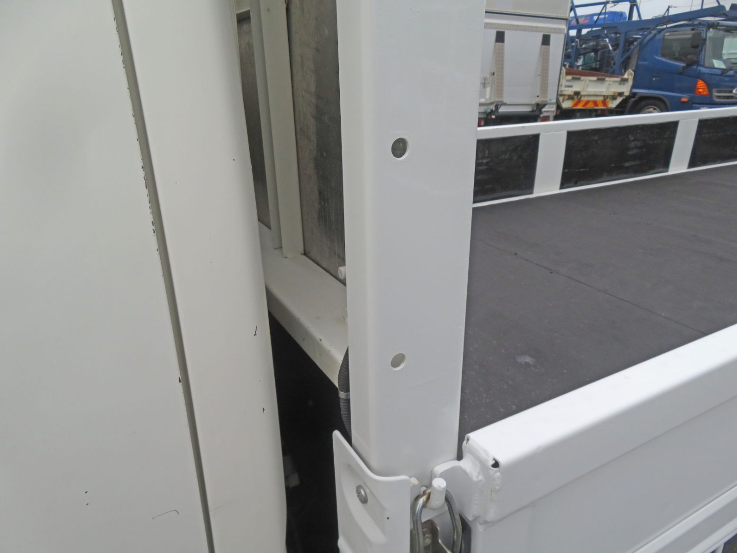 前立て側面に穴あき加工がされています。（左右）|日野 デュトロ 2RG-XZU655M(2WD)の写真31