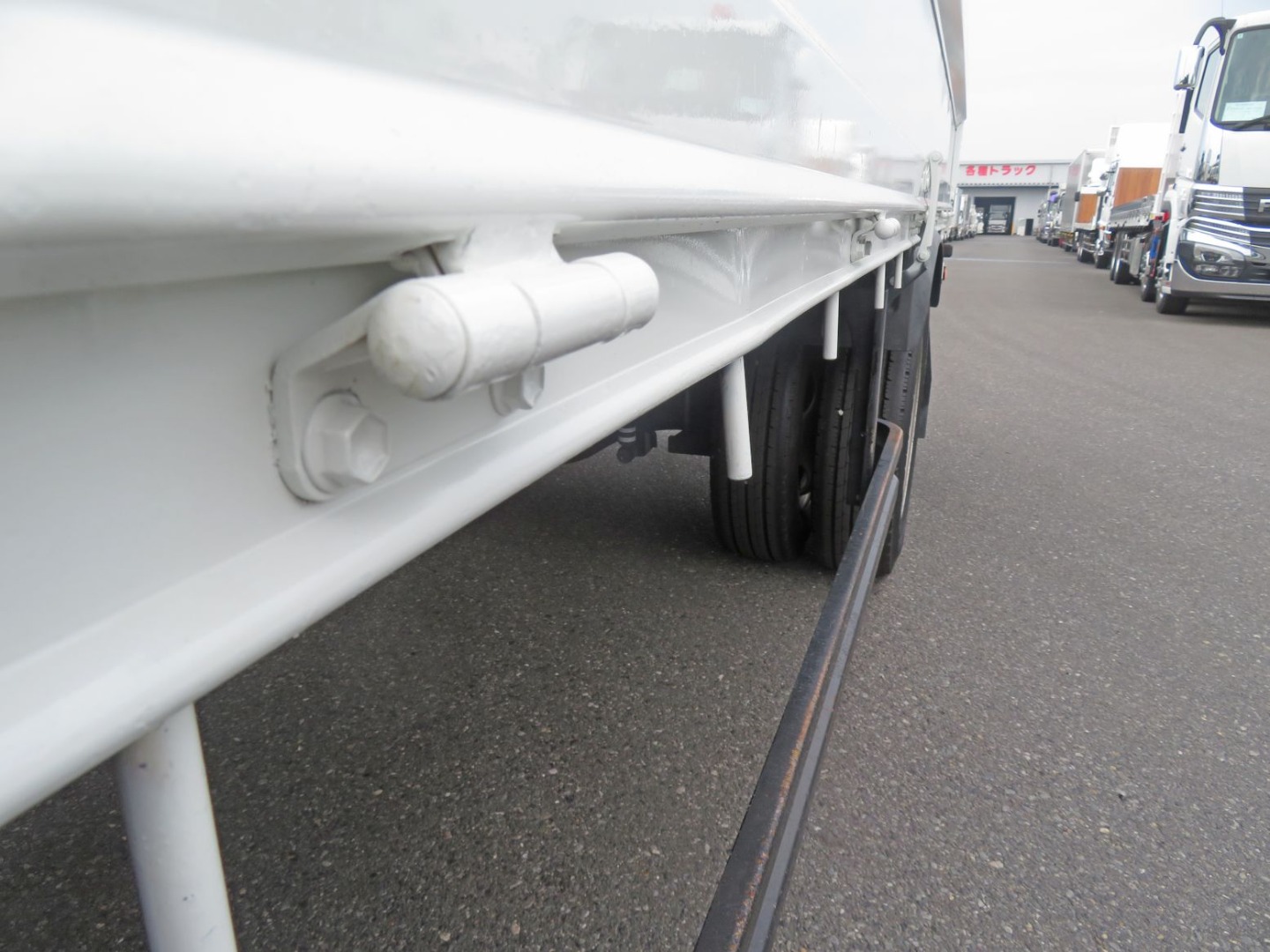 助手席側サイドレールに軽い膨らみがあります。|日野 デュトロ 2RG-XZU655M(2WD)の写真33