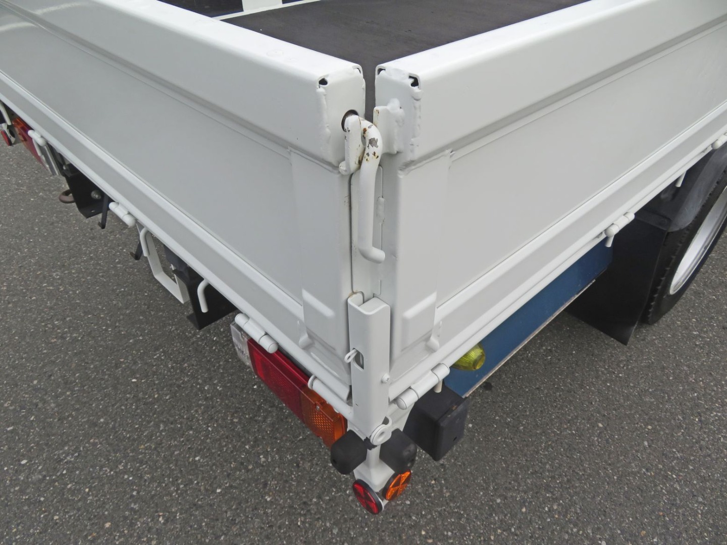 リアあおり運転席側ロック付近に軽いサビ・小さいキズがあります。|日野 デュトロ 2RG-XZU655M(2WD)の写真36