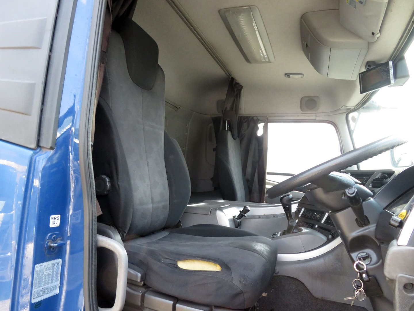 運転席座面にヘタリがあります。|UDトラックス クオン QPG-CD5ZAの写真6