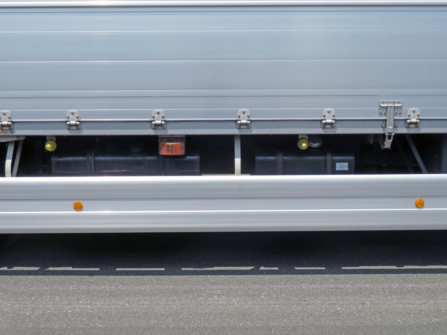 燃料タンクは300Lと200Lが付いています。|UDトラックス クオン QPG-CD5ZAの写真21