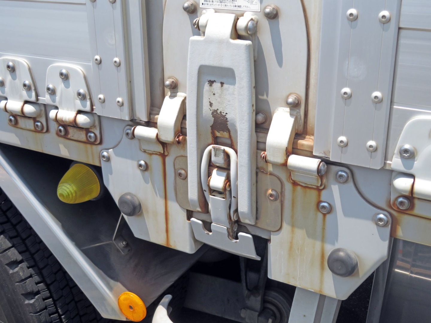 運転席側中柱付近にサビがあります。|UDトラックス クオン QPG-CD5ZAの写真41