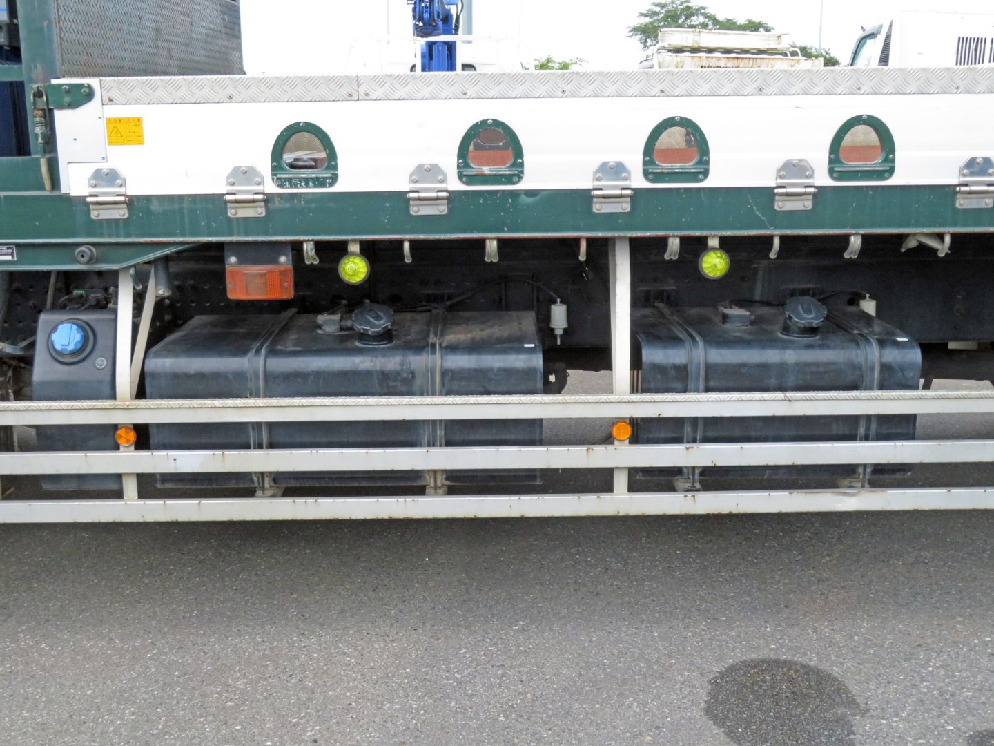 燃料タンクは300Lと200Lが付いています。|UDトラックス クオン 2PG-CD5CAの写真22