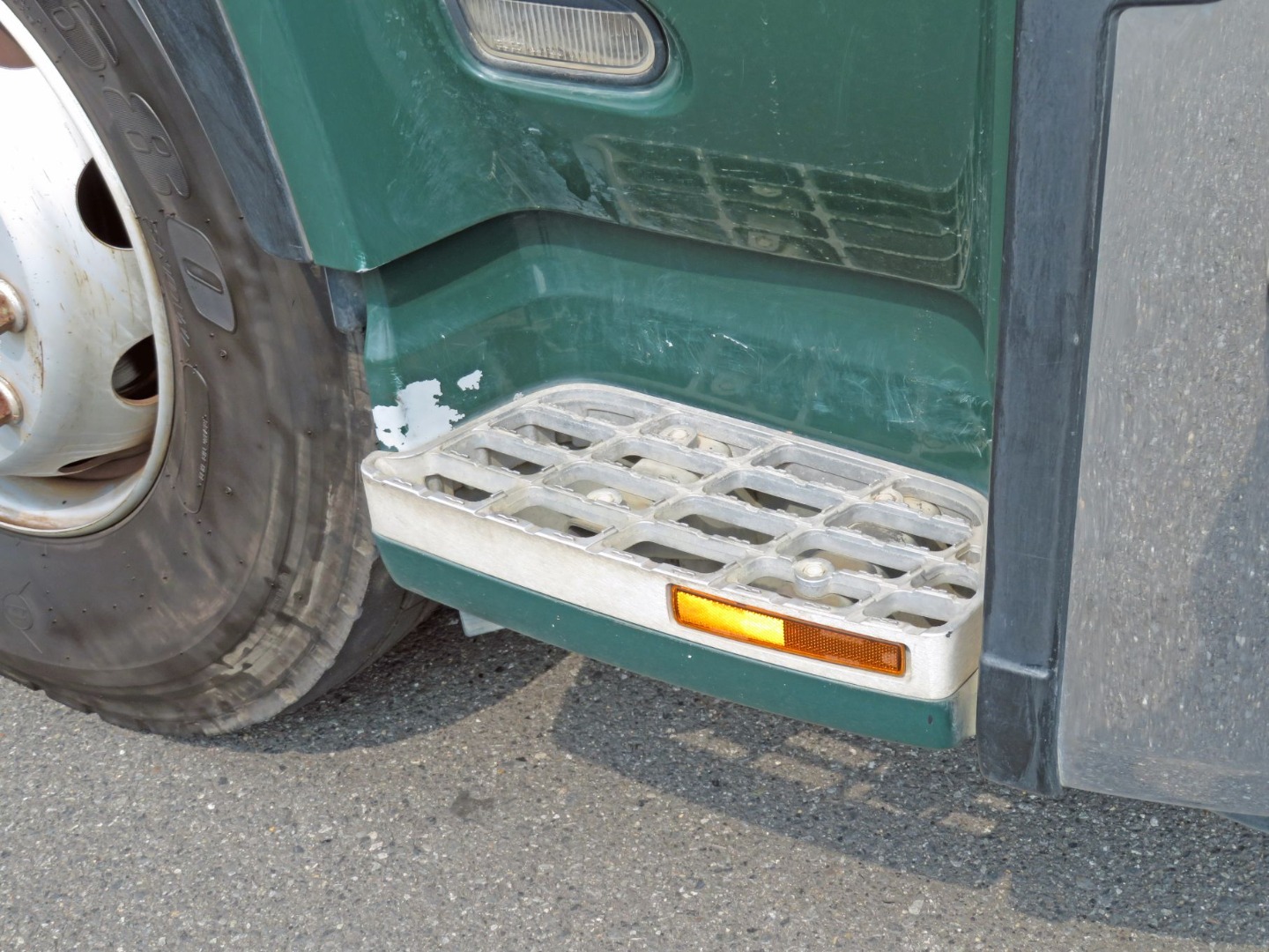 ステップ周りのカバーにキズがあります。|UDトラックス クオン 2PG-CD5CAの写真33