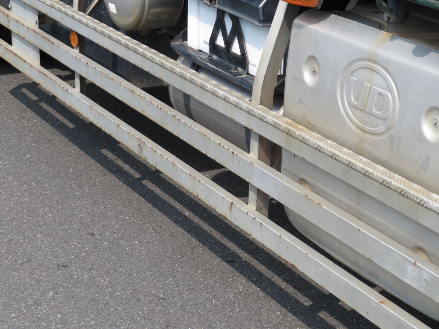 運転席側サイドバンパーに細かいサビがあります。|UDトラックス クオン 2PG-CD5CAの写真39