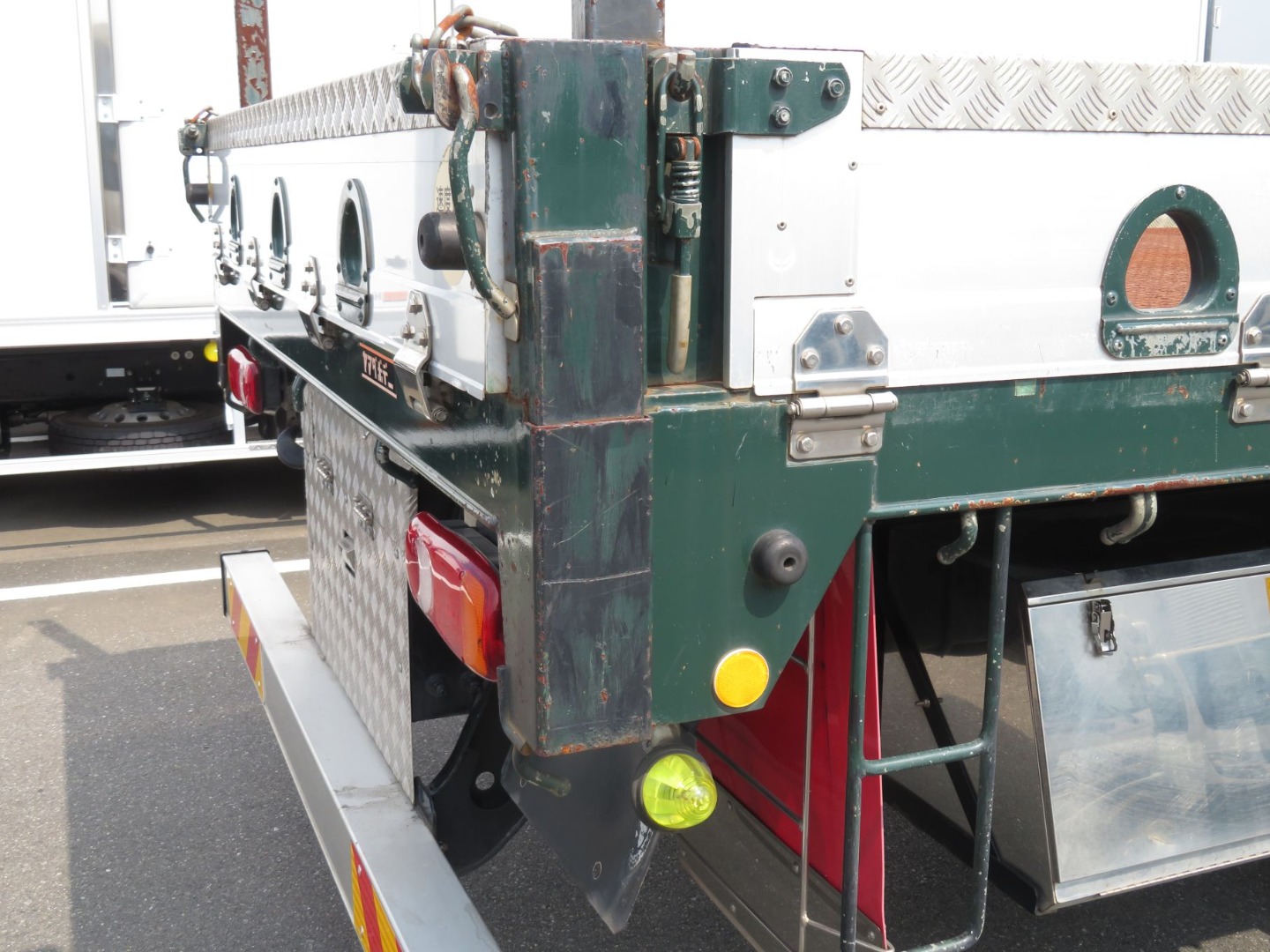 運転席側後柱にキズ・サビがあります。|UDトラックス クオン 2PG-CD5CAの写真43