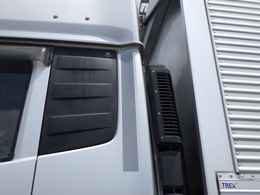 助手席側クォーターパネルに塗装後があり(運転席側にもあります)|UDトラックス クオン QKG-CG5ZA(8x4)の写真25