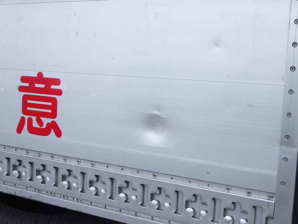 アオリ内側にキズ・ヘコミがあります。|UDトラックス クオン QKG-CG5ZA(8x4)の写真36