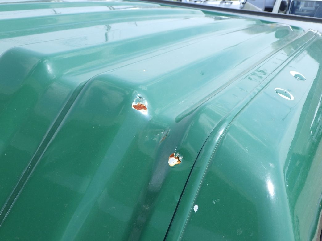 ルーフの運転席側後方にキズ・サビ・ヘコミがあります。|UDトラックス クオン QKG-CW5XLの写真28