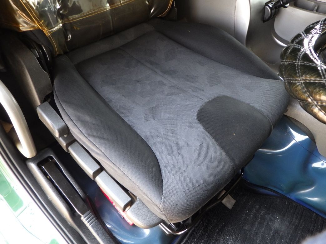運転席座面にヘタリがあります。|UDトラックス クオン QKG-CW5XLの写真38