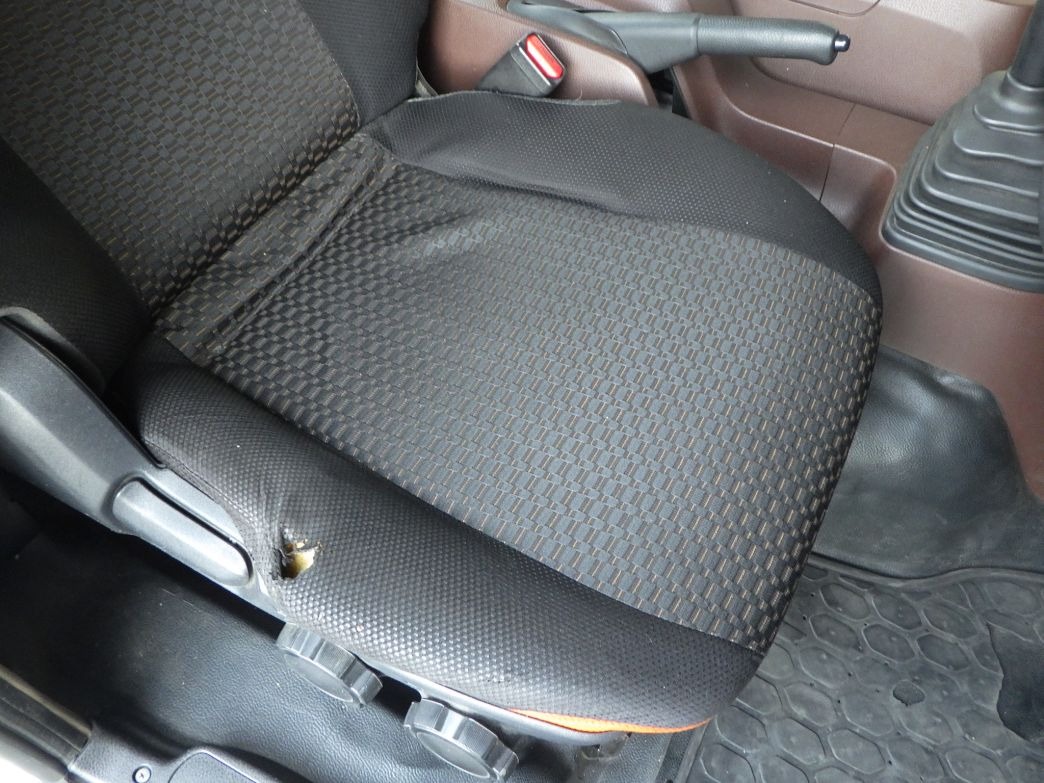 運転席座面にヘタリ・破れがあります。|日野 レンジャー 2KG-FD2ABA(2WD)の写真46