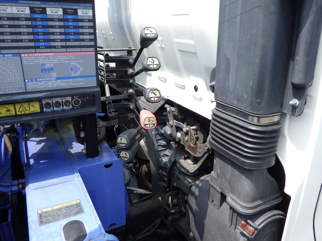 クレーンの操作レバーです。|トヨタ カゼット TKG-XZU710(2WD)の写真12