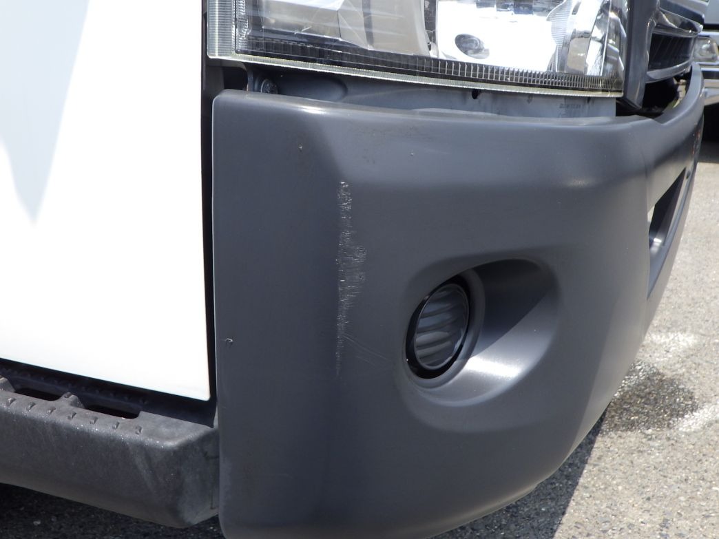 フロントバンパーの両サイドにスレがあります。|トヨタ カゼット TKG-XZU710(2WD)の写真26