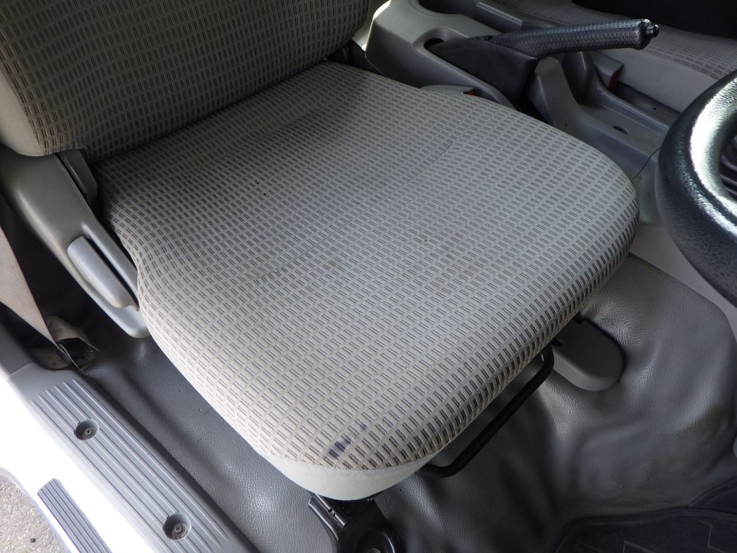 運転席座面にヘタリがあります。|トヨタ カゼット TKG-XZU710(2WD)の写真41