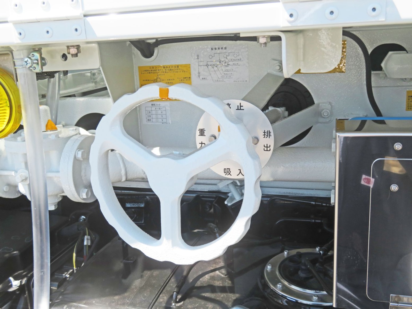 停止・排出・吸入・重力の切り替えハンドルです。|三菱 キャンター 2RG-FGA50(4WD)の写真17