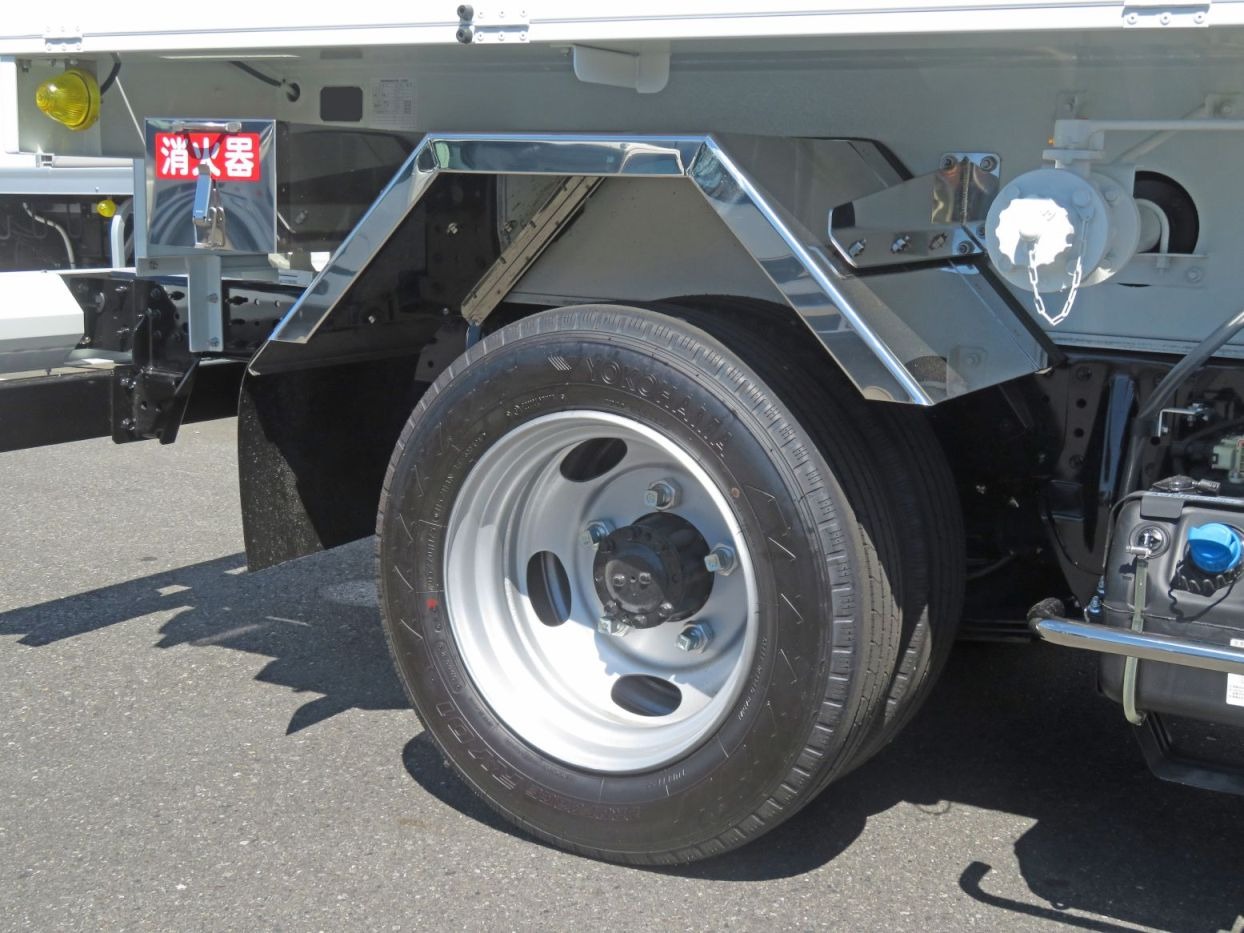 リアフェンダーはステンレス製です。|三菱 キャンター 2RG-FGA50(4WD)の写真28