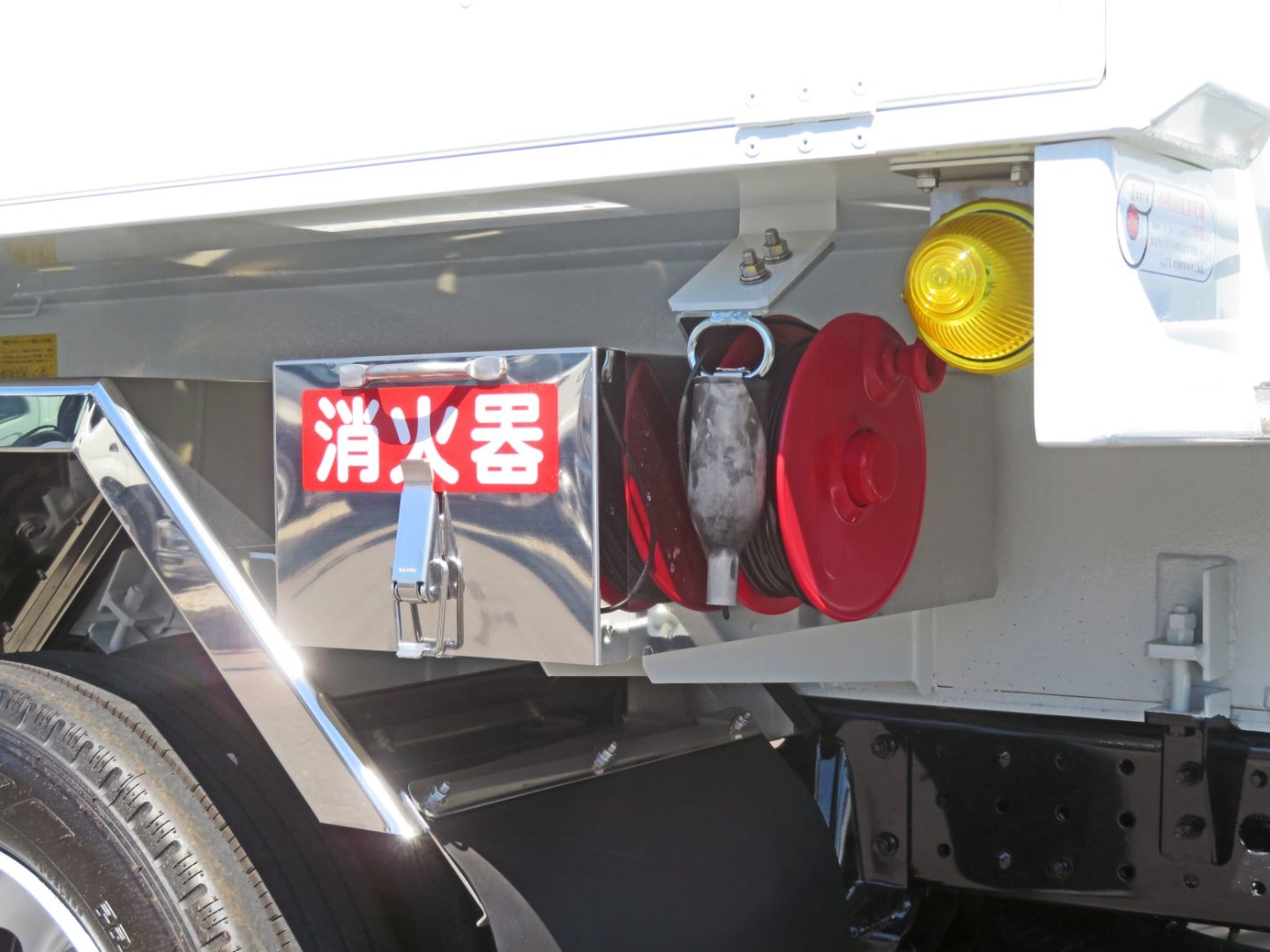 消火器・アースリール付きです。|三菱 キャンター 2RG-FGA50(4WD)の写真32
