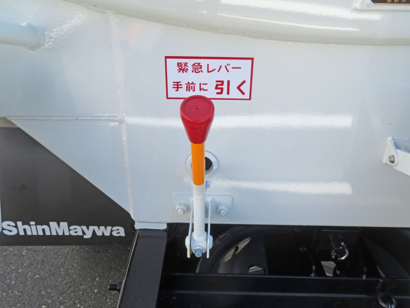後方の緊急レバー付きです。|三菱 キャンター 2RG-FGA50(4WD)の写真34