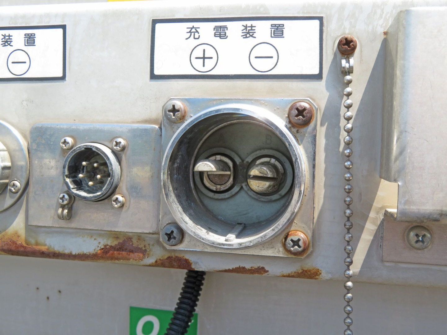 電源取り口内部の鉄の棒に折れがあります。(プラス側下部がありません)|フルハーフ DFPTF341A改の写真35