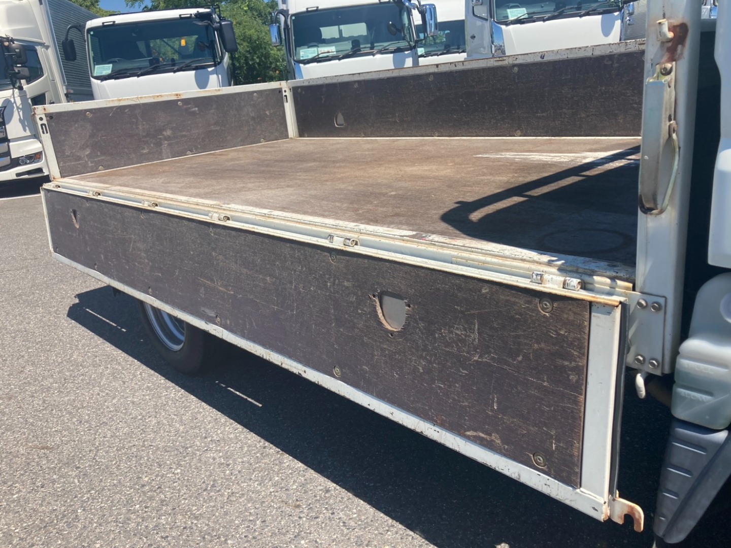 アオリを下げた状態です。(ロープ穴跡が2か所有ります。)|三菱 キャンターガッツ KK-FB70ABX(2WD)の写真21