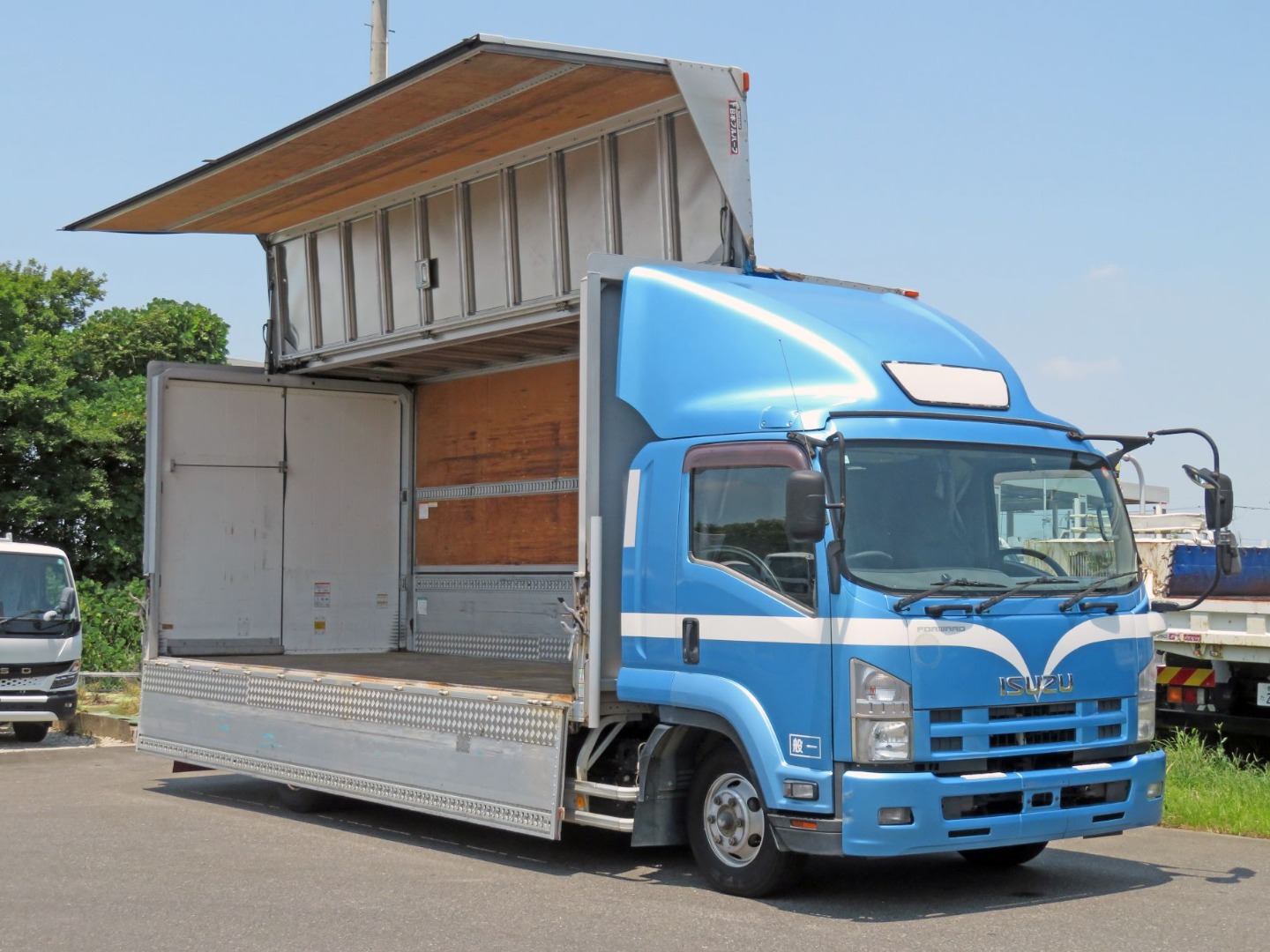 いすゞ フォワード SKG-FRR90S2(2WD)の写真2