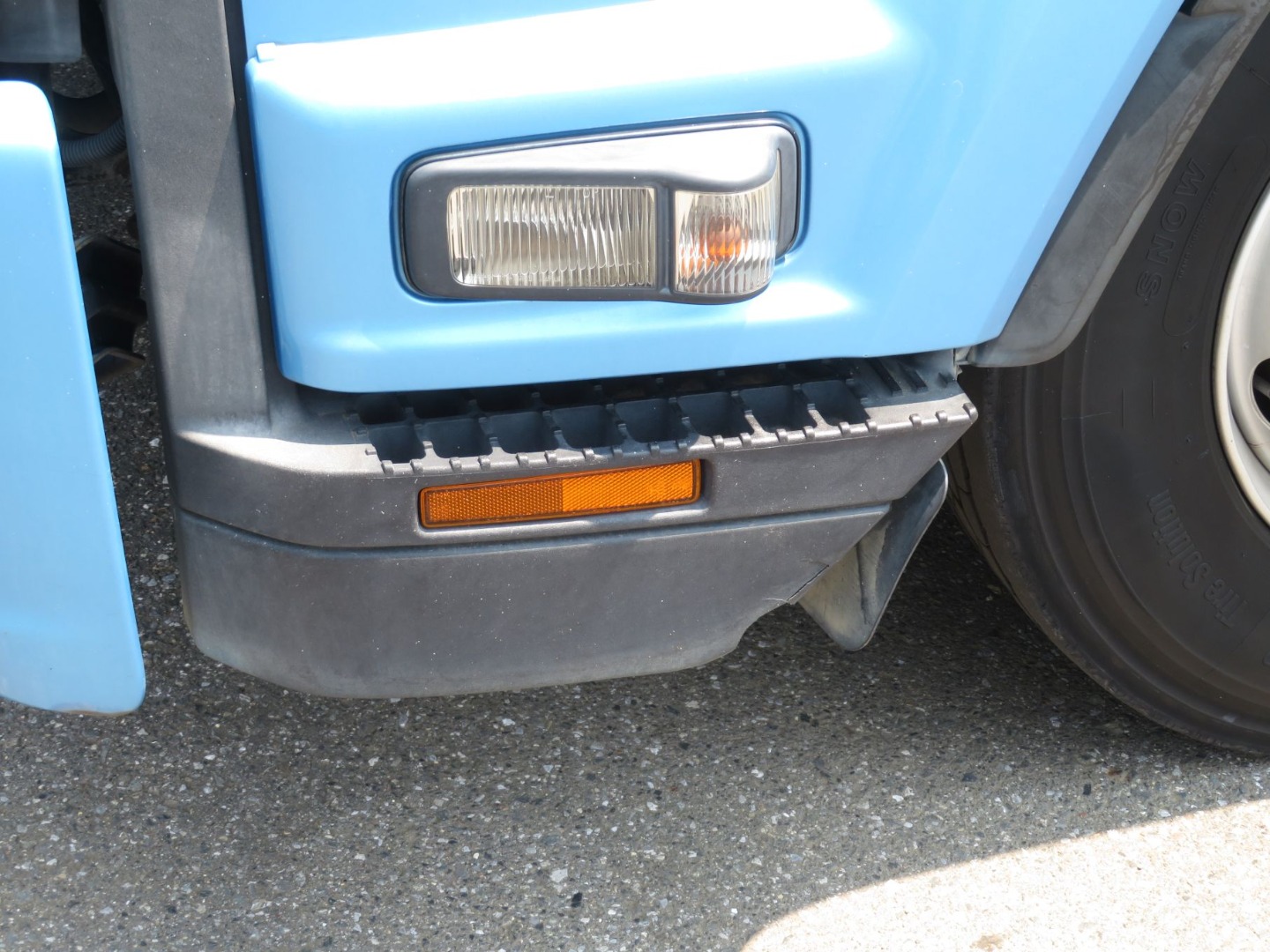 ステップ下カバーに割れ箇所があります。|いすゞ フォワード SKG-FRR90S2(2WD)の写真12