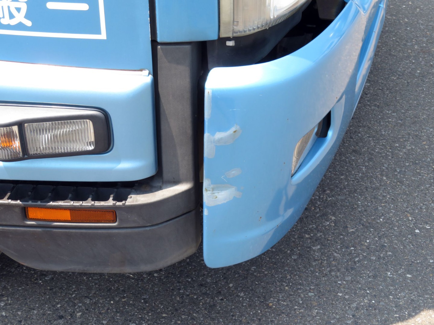 フロントバンパー運転席側側面にキズ及び補修塗装、ヘコミがあります。|いすゞ フォワード SKG-FRR90S2(2WD)の写真32