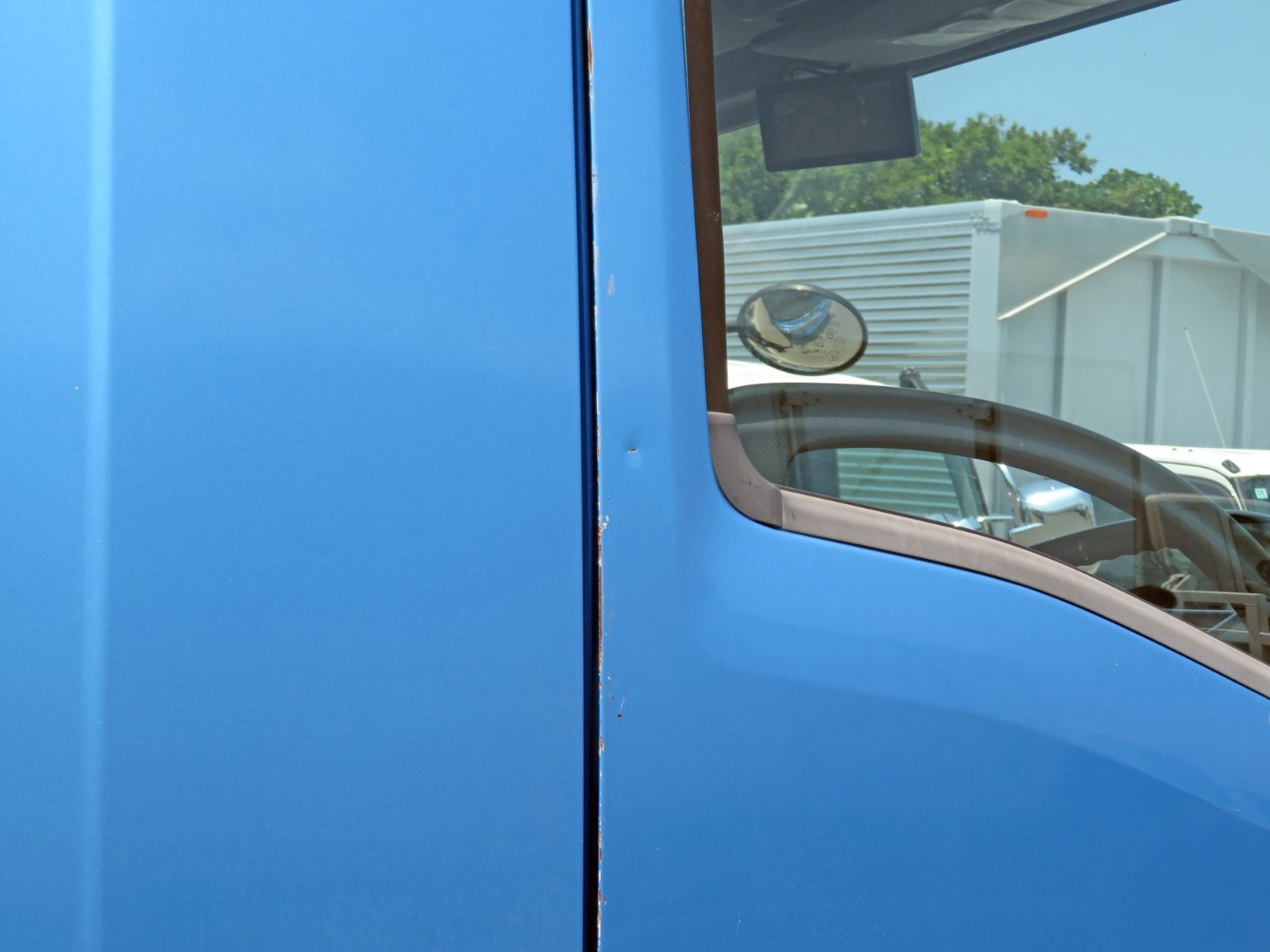 運転席ドアの端にキズ・小さいヘコミがあります。|いすゞ フォワード SKG-FRR90S2(2WD)の写真34