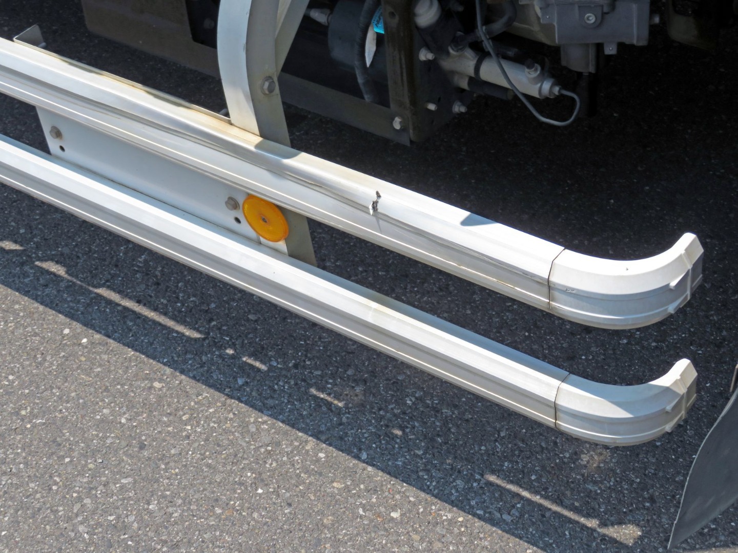 運転席側サイドバンパー前方にキズ・割れ・ヘコミがあります。|いすゞ フォワード SKG-FRR90S2(2WD)の写真40
