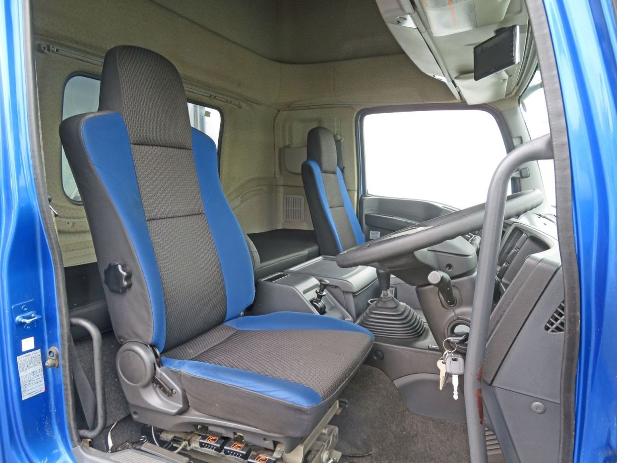 運転席座面にヘタリがあります。(ハイルーフキャビンです)|いすゞ ギガ 2PG-CYJ77Cの写真6