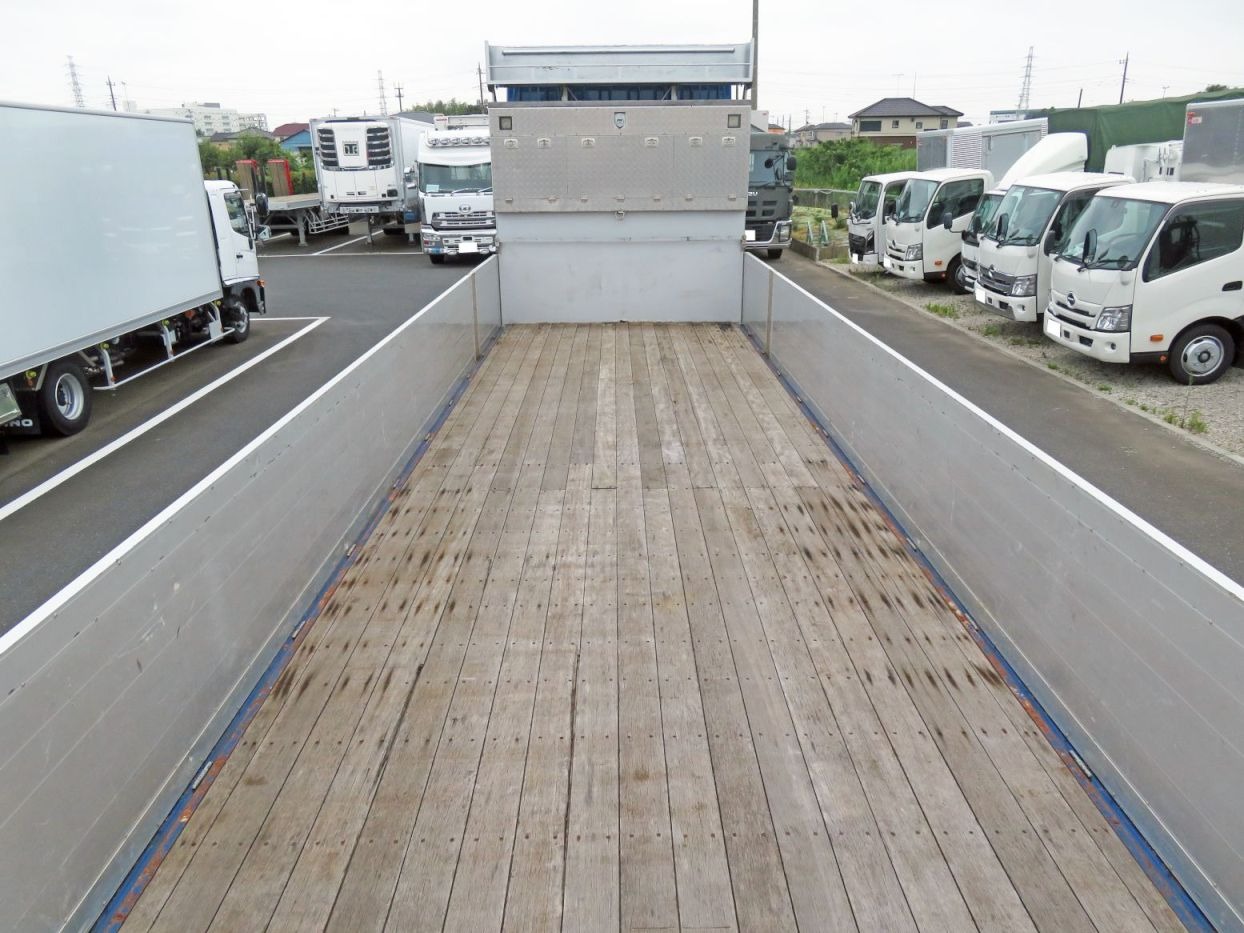いすゞ ギガ 2PG-CYJ77Cの写真9