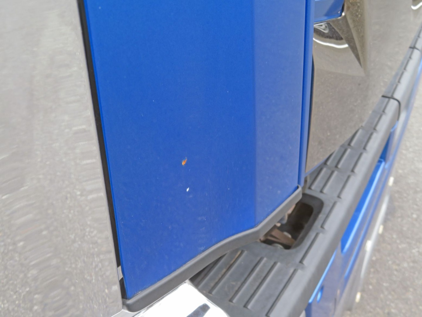 フロントパネル運転席側に細かいキズがあります。|いすゞ ギガ 2PG-CYJ77Cの写真22