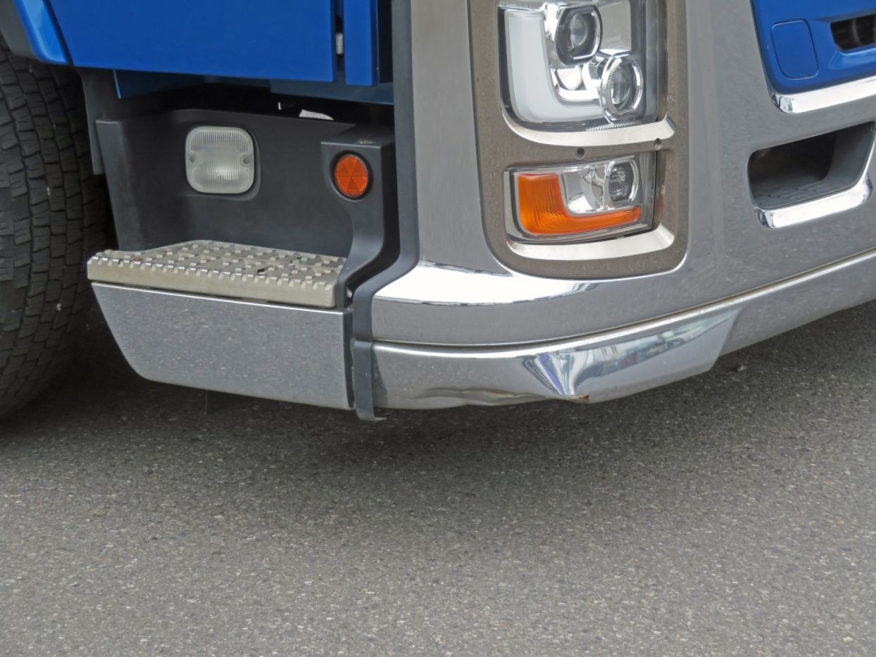 フロントバンパー運転席側下部に曲がり・キズ・ヘコミがあります。|いすゞ ギガ 2PG-CYJ77Cの写真23