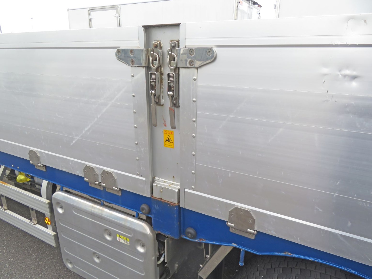運転席側中柱に軽いキズ・下部に軽いサビがあります。|いすゞ ギガ 2PG-CYJ77Cの写真30
