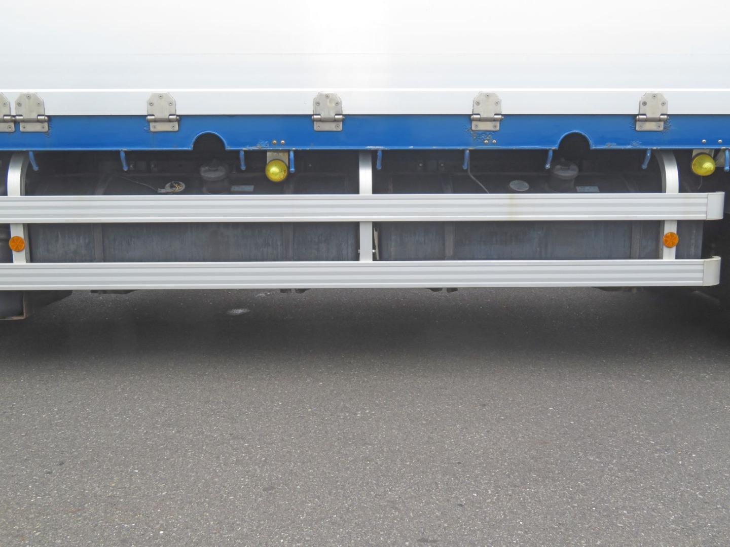 燃料タンクは300Lが2つ付いています。|いすゞ ギガ 2PG-CYJ77Cの写真43