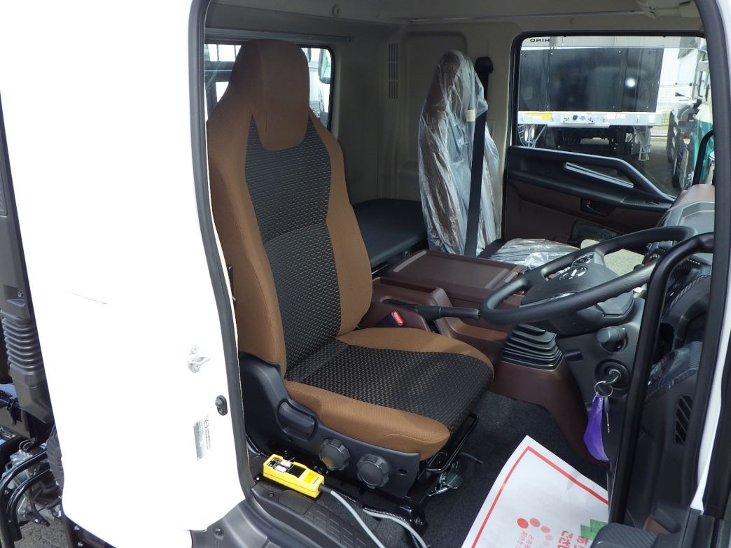 乗車定員は2名です。|日野 レンジャー 2PG-FD2ABA(2WD)の写真6