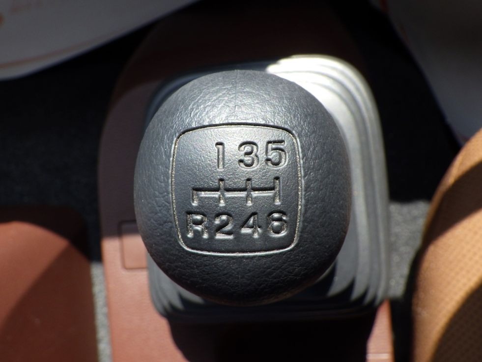 MT6速です。|日野 レンジャー 2PG-FD2ABA(2WD)の写真24