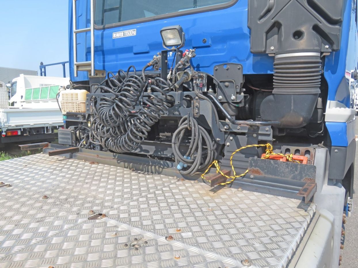 踊り場前方に工具箱取り外し跡があります。|UDトラックス クオン 2PG-GK5AABの写真14