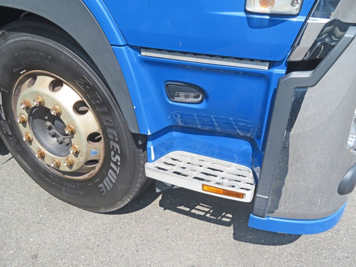 ステップ周りにスレがあります。|UDトラックス クオン 2PG-GK5AABの写真23