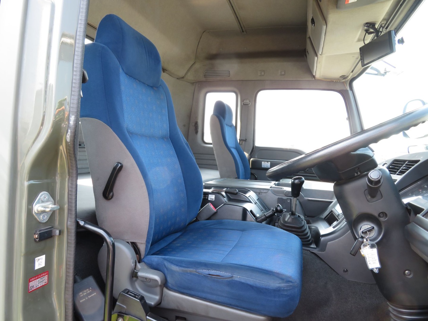 ハイルーフキャビンです。(運転席座面にヘタリ・破れがあります)|いすゞ ギガ QKG-EXD52AEの写真6