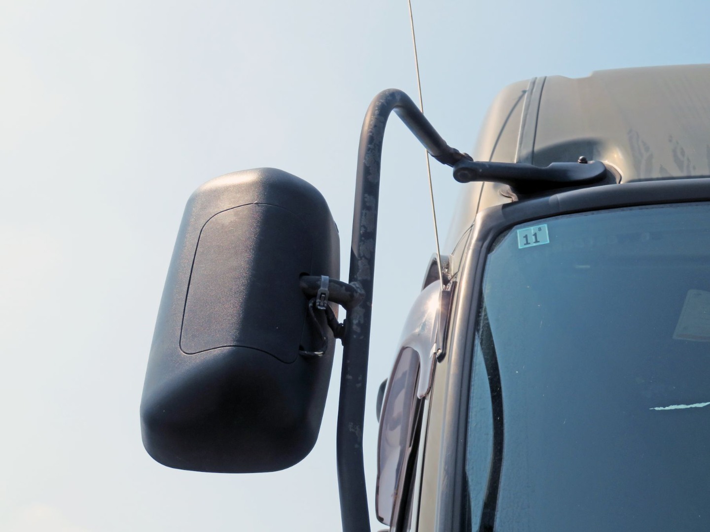 運転席側サイドミラーステーにサビがあります。|いすゞ ギガ QKG-EXD52AEの写真31