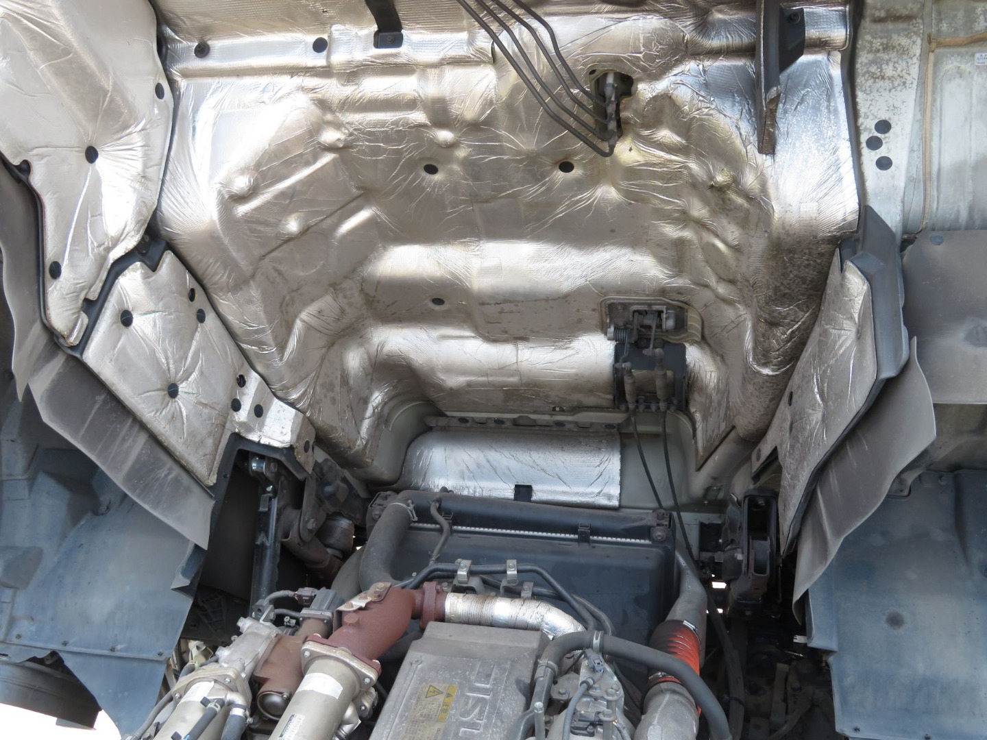 キャブ底面の状態です。|いすゞ ギガ QKG-EXD52AEの写真35